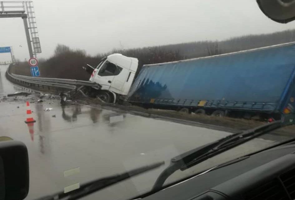 Oldalára borult egy kamion a 4-es főúton Üllőnél Oldalára borult egy kamion a 4-es főúton Üllőnél