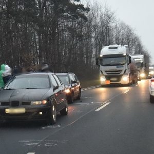 FOTÓK: Vétlen autósok karamboloztak egy autós miatt, aki előzés közben ütközöt a szembejövővel – A vétkes azonnal elmenekült