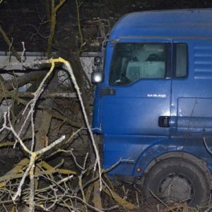 FOTÓK: Átszakított egy kerítést és behajtott az udvarra egy ittas teherautós