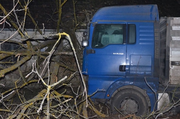 FOTÓK: Átszakított egy kerítést és behajtott az udvarra egy ittas teherautós
