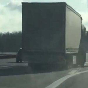 Mint a kígyó, úgy haladt a kamion az autópályán. Megfogták!