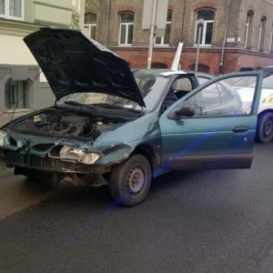 Rendszám nélkül, bódultan menekült a rendőrök elöl