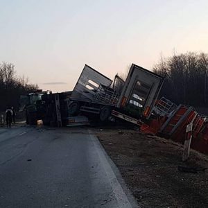 Kamion és traktor karambolozott reggel az 55-ös főúton