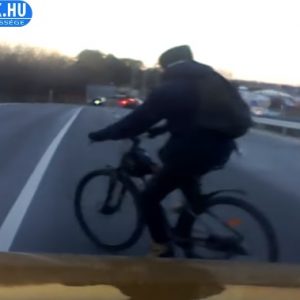 VIDEÓ: Nem sokon múlott, hogy a másvilágba kerekezzen át a bringás