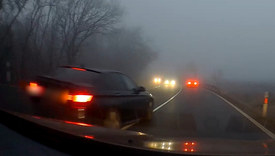 VIDEÓ: Nagy fene köd, záróvonal, szemből jönnek, csúszós út, de neki mindent megér…