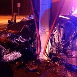 FOTÓK: Barátjával versenyzett, majd villanyoszlopnak csapódott egy autós egy budapesti kórháznál