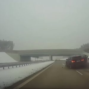 VIDEÓ: Jobbról előzött nagy sebességgel – Brutálisan összetörte a vétlen autóst