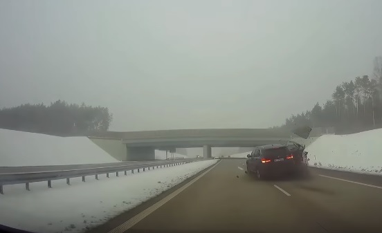 VIDEÓ: Jobbról előzött nagy sebességgel – Brutálisan összetörte a vétlen autóst