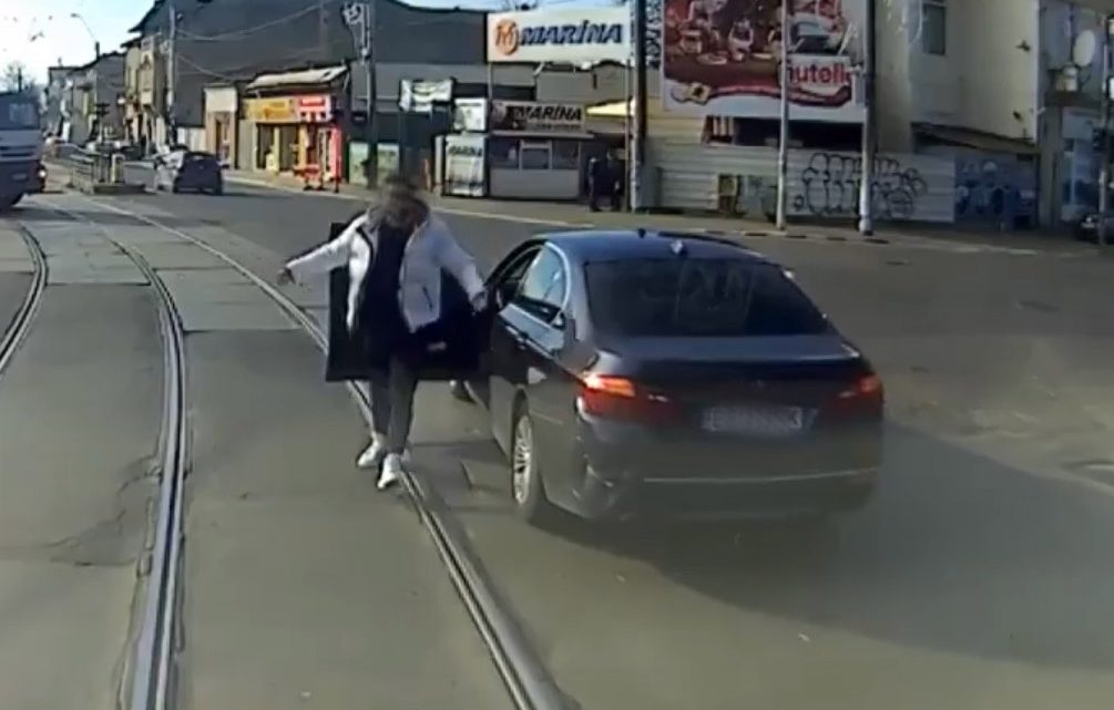 VIDEÓ: Addig szórakozott a villamossal, amíg megkapta a magáét VIDEÓ: Addig szórakozott a villamossal, amíg megkapta a magáét