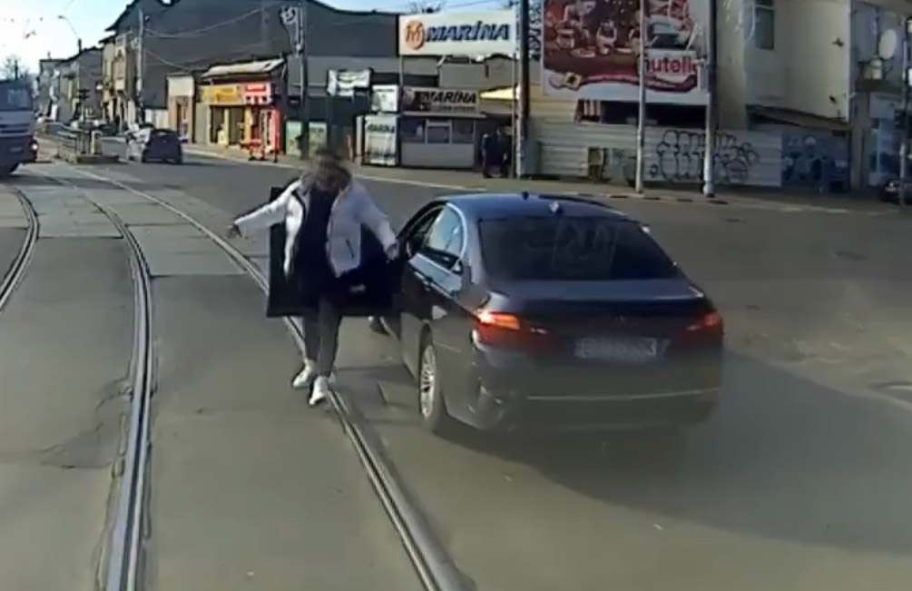VIDEÓ: Addig szórakozott a villamossal, amíg megkapta a magáét