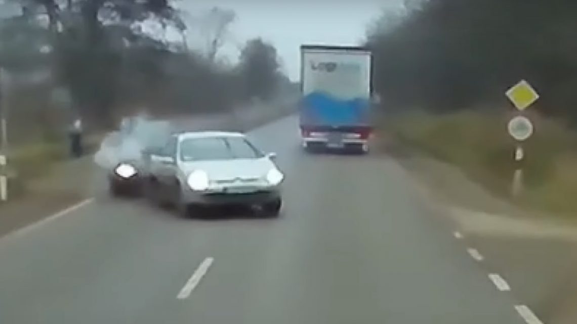 Kamion elé lökte a Citroent egy másik autó. Óriásit mentett a kamionos Kamion elé lökte a Citroent egy másik autó. Óriásit mentett a kamionos