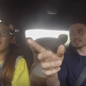 VIDEÓ: Durván megtréfálta oktatóját a tanulóvezető lány