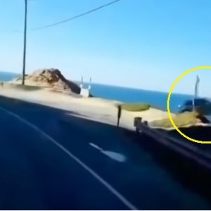 VIDEÓ: Elszállt a kanyarban – Nagy sebességgel az óceánba repült egy szikla tetejéről az autós