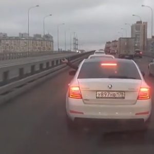 VIDEÓ: Gránátot dobált autójából a szentpétervári autós, hogy gyorsabban haladhasson