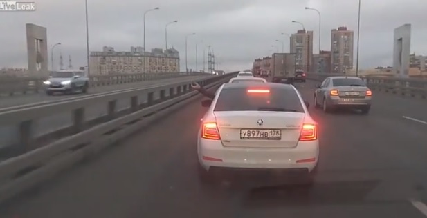 VIDEÓ: Gránátot dobált autójából a szentpétervári autós, hogy gyorsabban haladhasson