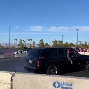 VIDEÓ: Mázli, hogy betontömbök között mutatta meg a gumiégetési képességeit