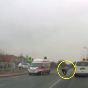 VIDEÓ: Betegszállító ütött el zebrán egy nőt a 18. kerületben – A gyalogos métereket repült a levegőben