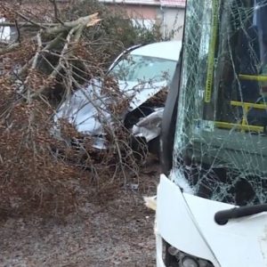 VIDEÓ: Ittas sofőr ütközött egy busszal, ami emiatt egy másik autóval, melynek sofőrje épp egy baleset helyszínéről menekült