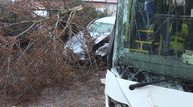 VIDEÓ: Ittas sofőr ütközött egy busszal, ami emiatt egy másik autóval, melynek sofőrje épp egy baleset helyszínéről menekült
