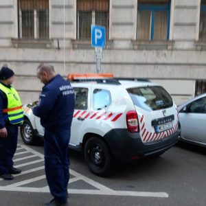 Mozgássérülteknek fenntartott parkolóba állt a közteres míg bírságolt – Feljelentette őket a megbüntetett autós