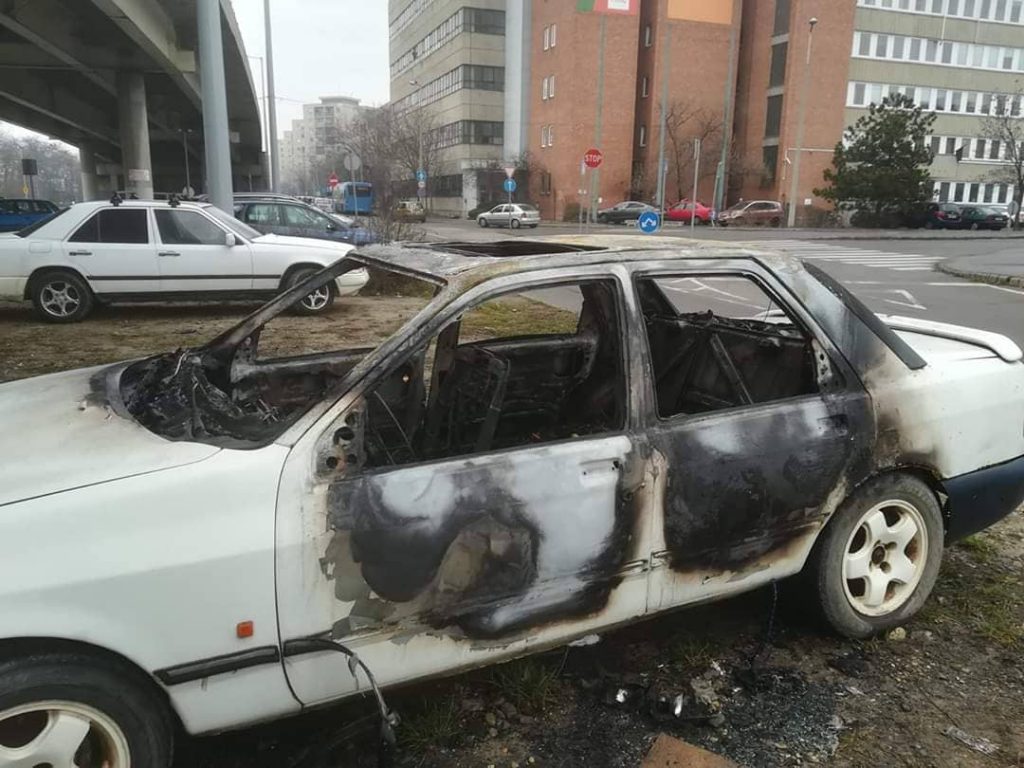 FOTÓK: Teljesen kiégett tegnap egy autó a 20. kerületben