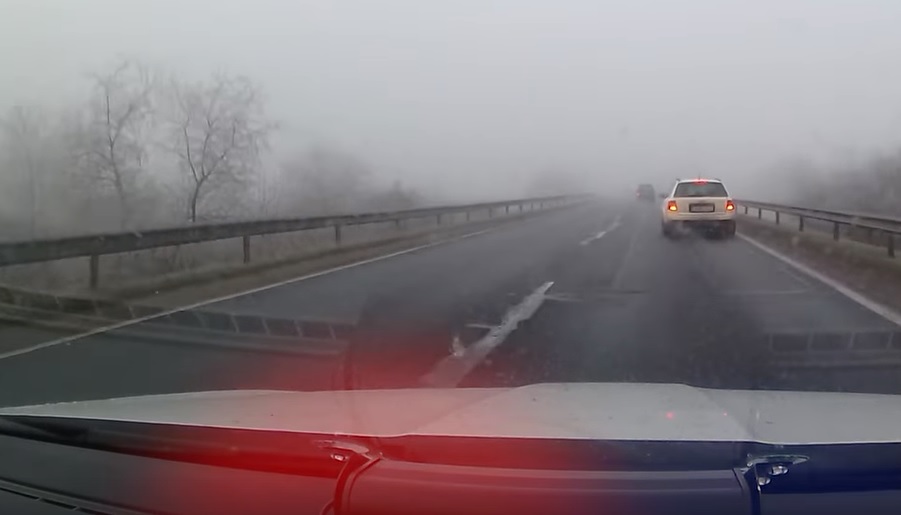 VIDEÓ: Veszélyesen előzött a ködben. Sokáig a civil rendőrautó villogását sem vette észre