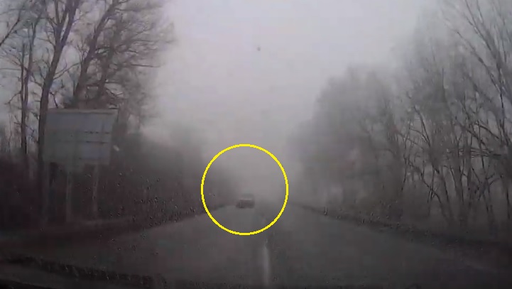 VIDEÓ: Mint szürke szamár a ködben, úgy tűnt fel a kivilágítatlan autós
