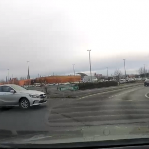 VIDEÓ: Tényleg ennyire nehéz helyesen használni egy körforgalmat?