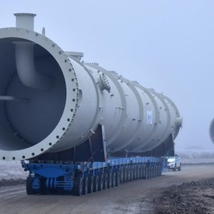 VIDEÓ: Így vittek a magyar utakon egy 44 méteres ipari tornyot