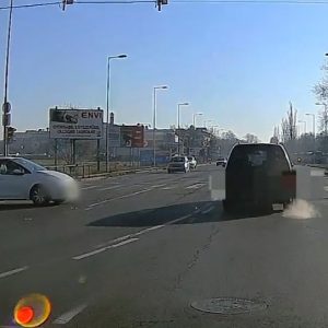 VIDEÓ: Ez történik, ha nem működik a jelzőlámpa, te pedig nem tartod be a KRESZ-t