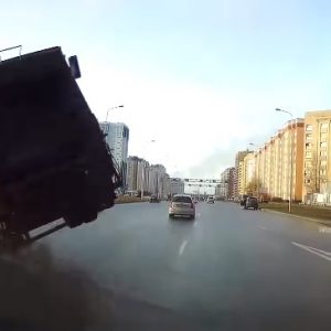 VIDEÓ: Olyan sebességgel próbálta bevenni a kukásautóval a kanyart, hogy borítékolható volt a borulás