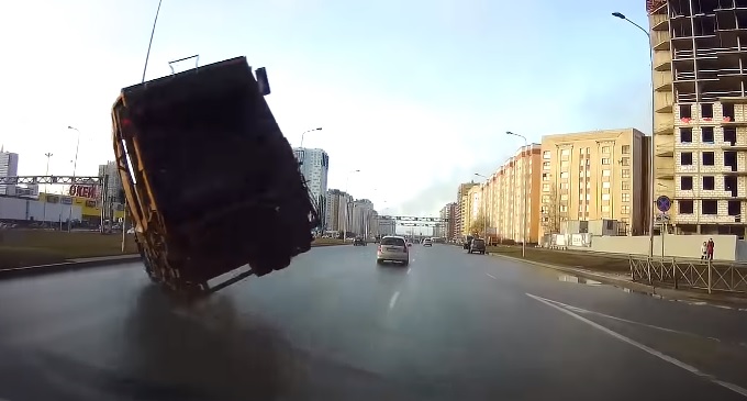 VIDEÓ: Olyan sebességgel próbálta bevenni a kukásautóval a kanyart, hogy borítékolható volt a borulás