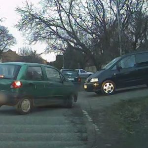 VIDEÓ: Tanuló matricás Matizzal kézifékes pörgést nyomni közúton – na ez a nem mindennapi jelenet