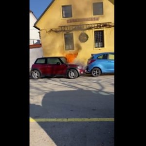 VIDEÓ: Kigyulladt, majd magától elindult egy Mini