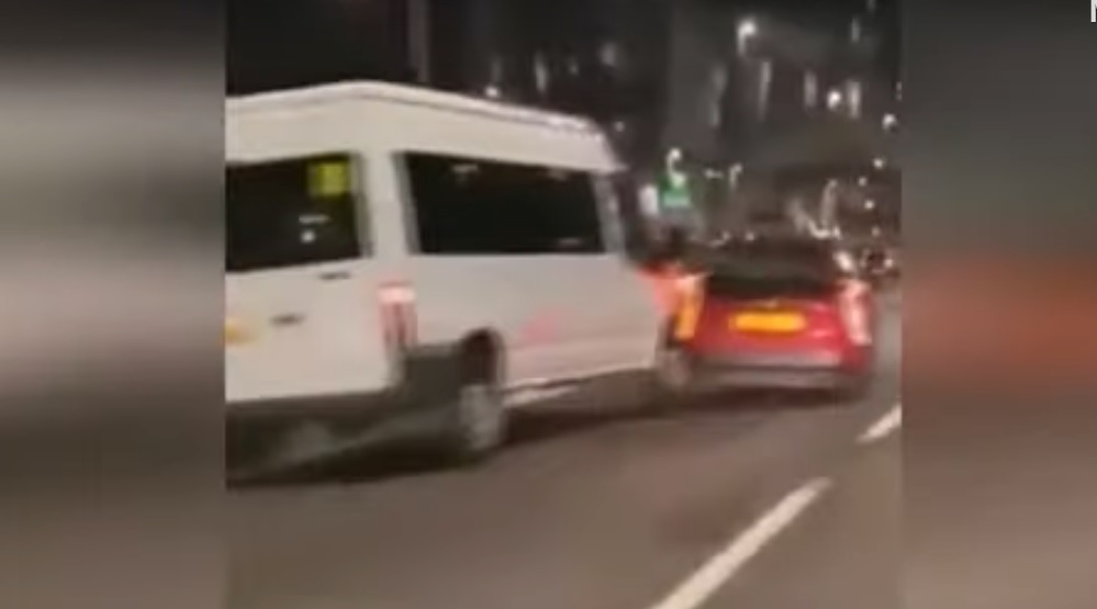 VIDEÓ: Feltartották, megbosszulta! Lelökte az útról az előtte haladó autóst