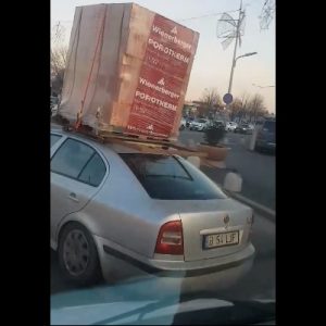 VIDEÓ: Semmi extra, csupán valaki egy palettányi téglát dobott fel egy Skoda tetejére