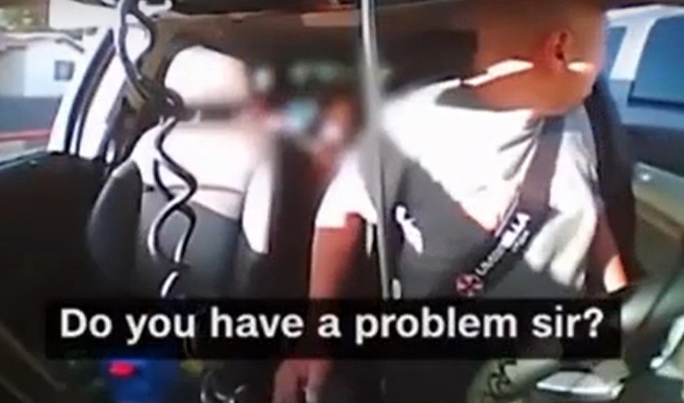 VIDEÓ: Gyerekek hátul, de a sofőr fegyvert ránt, hogy megoldja a közlekedési affért