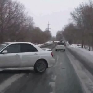 VIDEÓ: Előzés közben csúszott meg a Subarus – Látványos produkció lett belőle