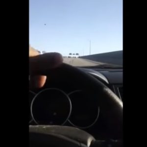 VIDEÓ: Egy újabb okos, aki  élőben közvetítette, ahogy rommá töri az autóját