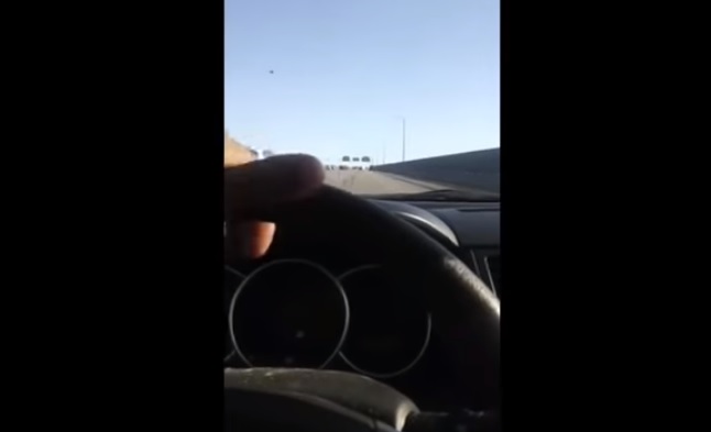 VIDEÓ: Egy újabb okos, aki  élőben közvetítette, ahogy rommá töri az autóját
