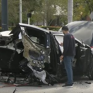 VIDEÓ: Piroson hajtott át a GTR-es – Szó szerint kettészakított egy Tesla-t