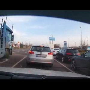 VIDEÓ: Vérlázítóan pofátlan volt a tréleres – Pechére épp a sorban volt egy civil autós rendőr is
