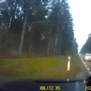 VIDEÓ: Zavarta hogy megelőzik ezért nem engedte visszasorolni az autóst – Életveszélyes helyzetet teremtett vele