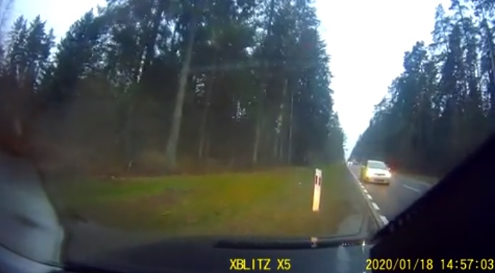 VIDEÓ: Zavarta hogy megelőzik ezért nem engedte visszasorolni az autóst – Életveszélyes helyzetet teremtett vele