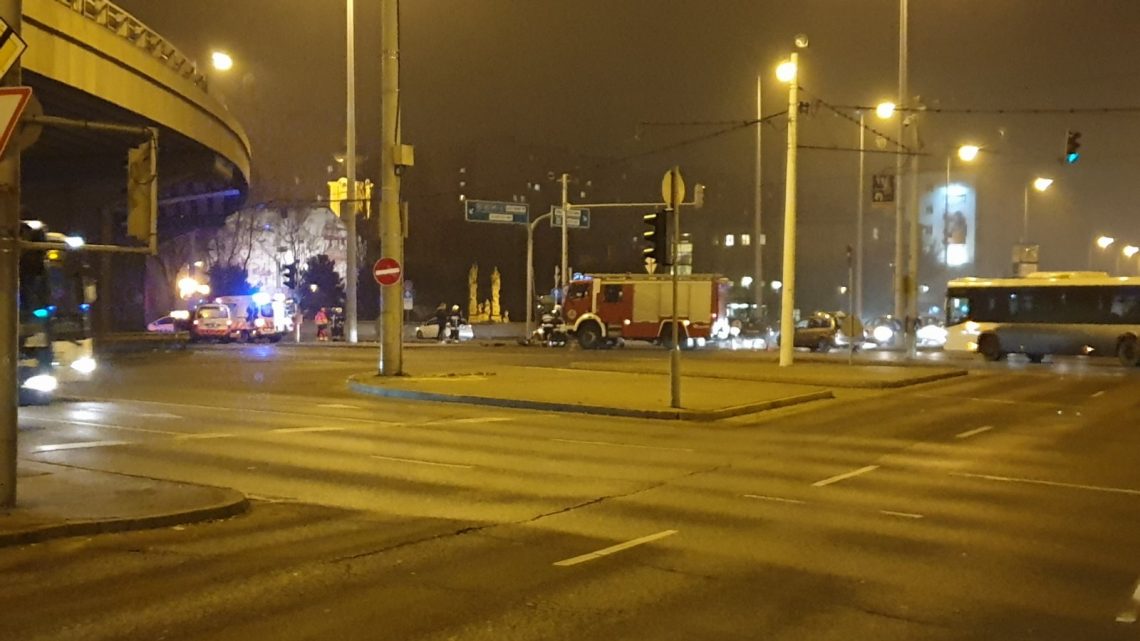 Üzemanyag folyt az útra egy baleset következtésben a Flórián téren Üzemanyag folyt az útra egy baleset következtésben a Flórián téren
