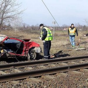 VIDEÓ: Vonattal ütközött egy autós, aki Tilos jelzés ellenére hajtott az átjáróba  – Két kislány vesztette életét a balesetben