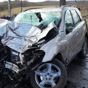 Tragédia, meghalt egy 13 éves fiú, miután ellopta apja autóját és egy fának hajtott
