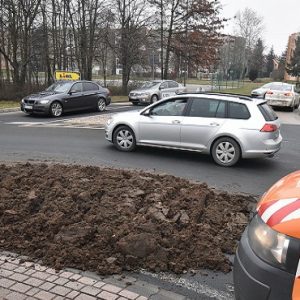 VIDEÓ: Nagy adag trágya zúdult az útra egy teherautóról – A sofőr az úton hagyta azt, ám később a rendőrség elkapta