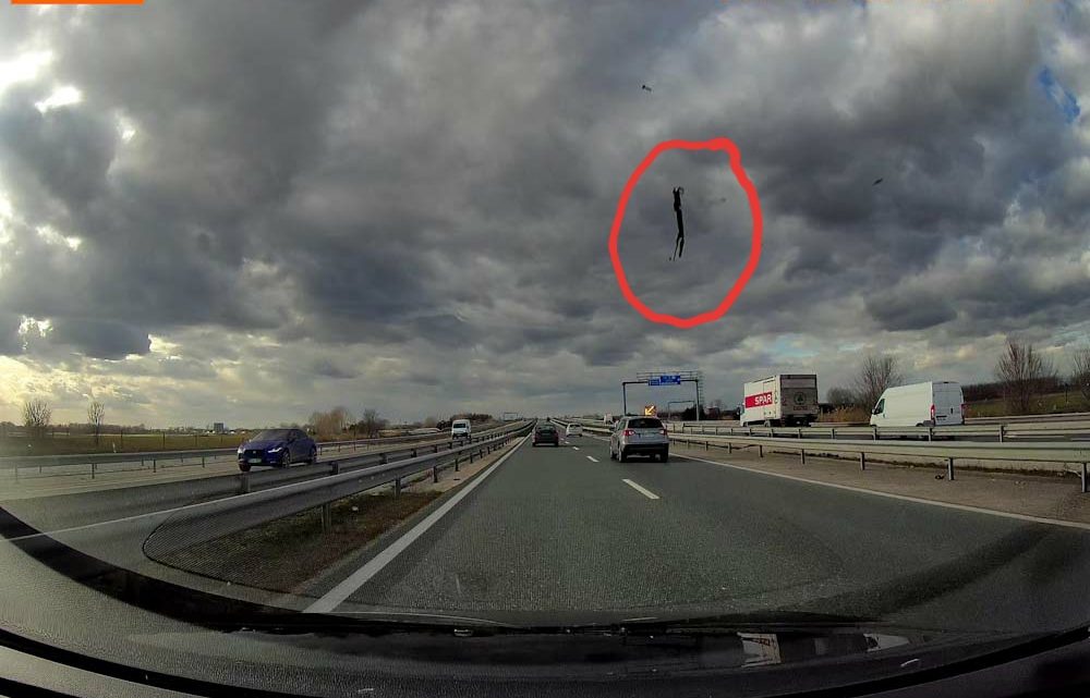 VIDEÓ: Valaki írja meg, hogy mi a jó franc repült neki olvasónk autójának a 4-es úton? VIDEÓ: Valaki írja meg, hogy mi a jó franc repült neki olvasónk autójának a 4-es úton?