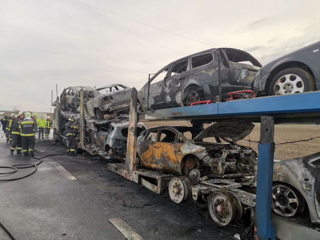FOTÓK: Kiégett reggel egy autószállító tréler az M86-os autóúton